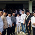 Sekjen Bamus Suku Betawi 1982 yang juga Ketum Forkkabi, M Ihsan (pertama dari kanan) bersama tokoh Betawi dan musisi kondang Rhoma Irama saat menghadiri pemakaman.(Foto istimewa)