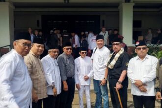 Sekjen Bamus Suku Betawi 1982 yang juga Ketum Forkkabi, M Ihsan (pertama dari kanan) bersama tokoh Betawi dan musisi kondang Rhoma Irama saat menghadiri pemakaman.(Foto istimewa)