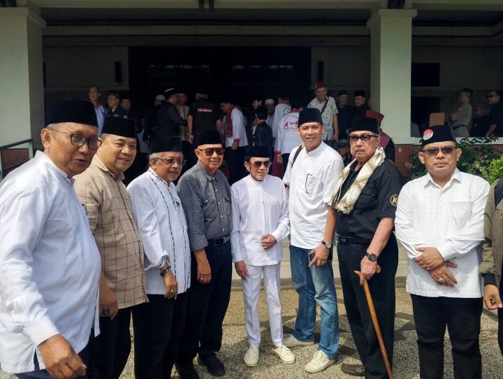 Sekjen Bamus Suku Betawi 1982 yang juga Ketum Forkkabi, M Ihsan (pertama dari kanan) bersama tokoh Betawi dan musisi kondang Rhoma Irama saat menghadiri pemakaman.(Foto istimewa)