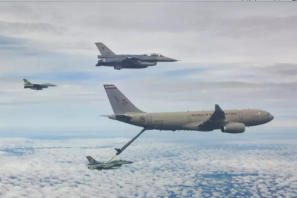 Jet tempur F16 TNI AU melakukan pengisian bahan bakar di udara. Foto: TNI AU