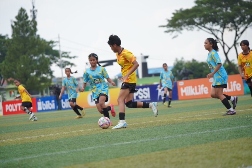 Foto: Aksi lincah Clea Abelia membawa SDN Kalisari 01 menjadi juara KU 10i MilkLife Soccer Challenge – Jakarta 2025.