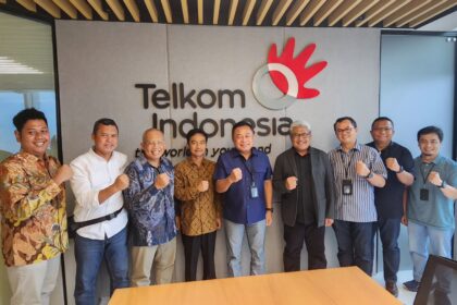 Direktur Utama Telkom Ririek Adriansyah dan Direktur Network and IT Solution Telkom Herlan Wijanarko saat pertemuan dengan Wakil Rektor Bidang Penelitian, Pengembangan Usaha, dan Kerja Sama UGM Dr. Danang Sri Hadmoko beserta jajaran, dalam pembahasan mengenai pengembangan sistem deteksi gempa berbasis Distributed Acoustic Sensing (DAS) atau Penginderaan Akustik Terdistribusi, di Telkom Landmark Tower, Jakarta, pada Rabu (21/5/2025). Foto: Telkom Indonesia