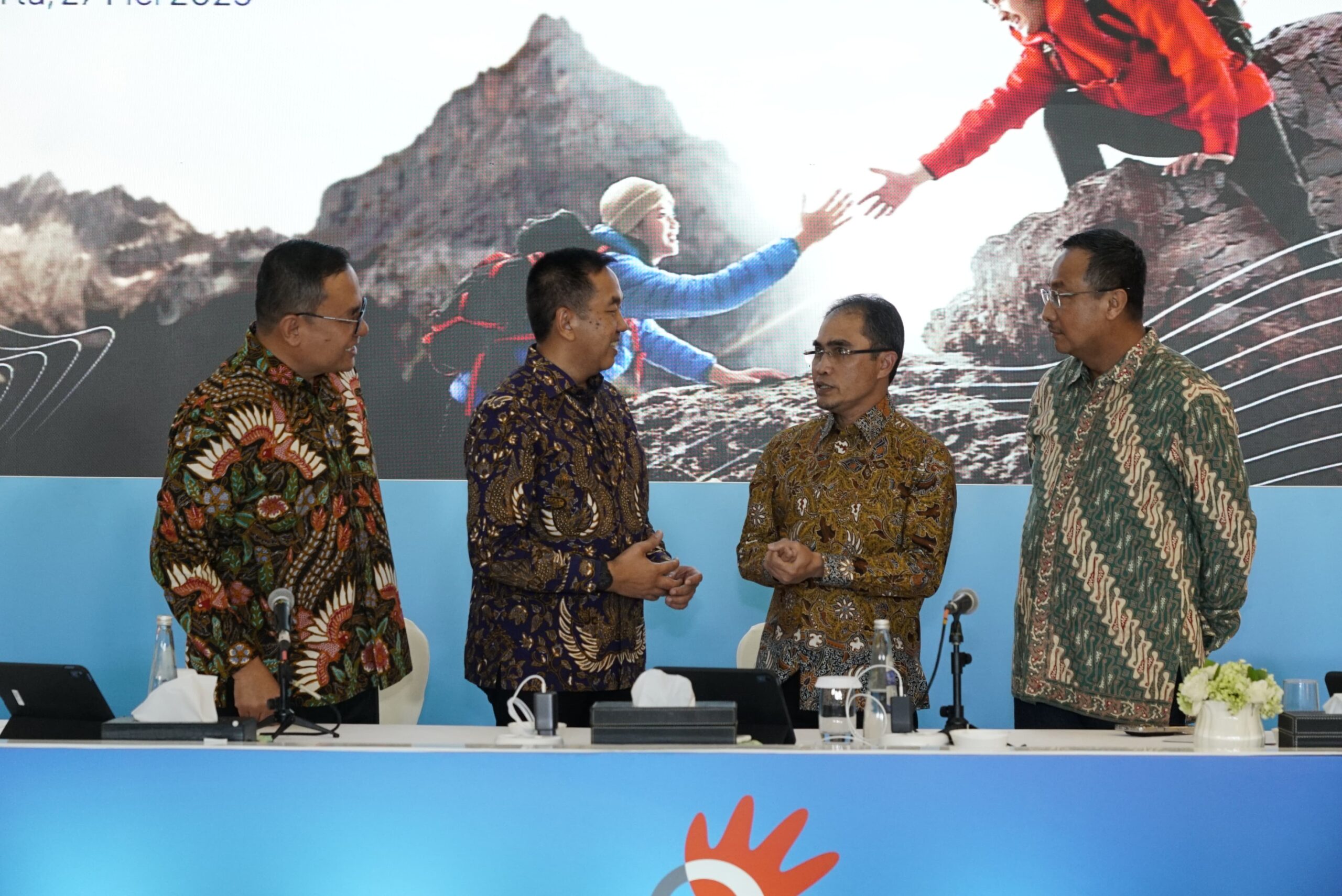 RUPST Telkom Tahun Buku 2024, Telkom Sahkan Dewan Komisaris dan Jajaran Direksi Perseroan 2 (kiri ke kanan) Direktur Human Capital Management Telkom Henry Christiadi, Wakil Direktur Utama Telkom Muhammad Awaluddin, Direktur Wholesale & International Service Telkom Honesti Basyir, dan Direktur Network Telkom Nanang Hendarno pada acara Rapat Umum Pemegang Saham Tahunan (RUPST) Tahun Buku 2024, di Jakarta, pada Selasa (27/5/2025). Foto: Telkom Indonesia