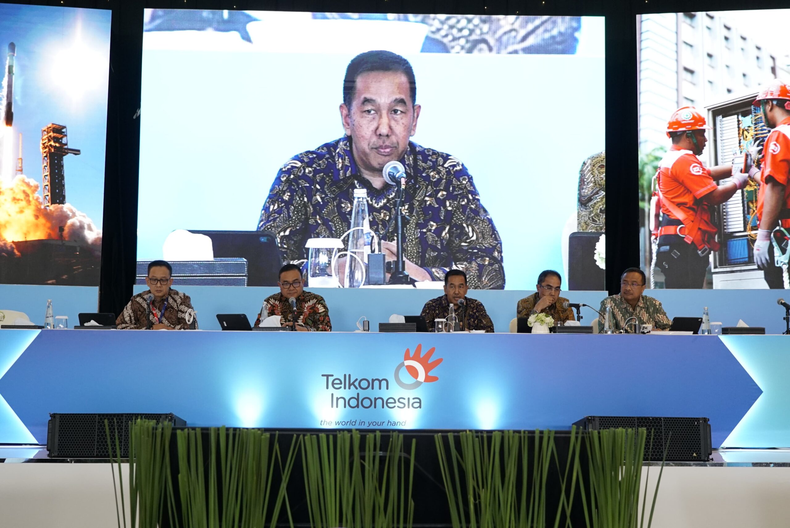 RUPST Telkom Tahun Buku 2024, Telkom Sahkan Dewan Komisaris dan Jajaran Direksi Perseroan 2 (kiri ke kanan) SVP Group Sustainability and Corporate Communication Telkom Ahmad Reza, Direktur Human Capital Management Telkom Henry Christiadi, Wakil Direktur Utama Telkom Muhammad Awaluddin, Direktur Wholesale & International Service Telkom Honesti Basyir, dan Direktur Network Telkom Nanang Hendarno pada saat sesi Press Conference RUPST Telkom Tahun Buku 2024, di Jakarta, pada Selasa (27/5/2025). Foto: Telkom Indonesia