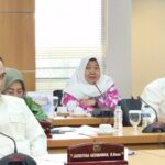 Anggota Komisi D DPRD DKI Jakarta, Neneng Hasanah saat melakukan inteupsi dalan rapat RKPD 2026.(foto sofian/ipol.id)