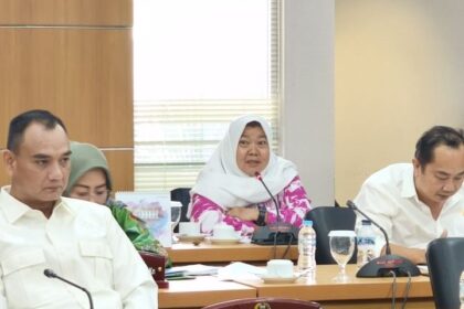 Anggota Komisi D DPRD DKI Jakarta, Neneng Hasanah saat melakukan inteupsi dalan rapat RKPD 2026.(foto sofian/ipol.id)
