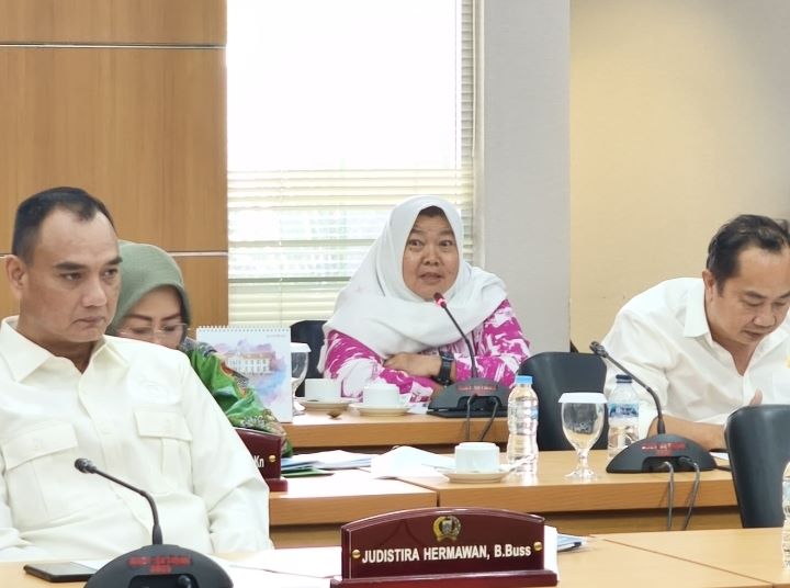 Anggota Komisi D DPRD DKI Jakarta, Neneng Hasanah saat melakukan inteupsi dalan rapat RKPD 2026.(foto sofian/ipol.id)