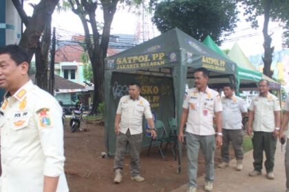 Sejumlah aparat Satuan Polisi Pamong Praja Jakarta Selatan (Satpol PP Jaksel) melakukan penjagaan di posko penjagaan di pintu masuk Terminal Blok M, Kecamatan Kebayoran Baru, pada Rabu (28/5/2025). Foto: Ist