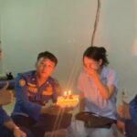 Seorang perempuan muda bernama Putri merayakan ulang tahun bersama petugas damkar di Bogor. Foto: Tangkap layar IG @bogor24update