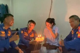 Seorang perempuan muda bernama Putri merayakan ulang tahun bersama petugas damkar di Bogor. Foto: Tangkap layar IG @bogor24update