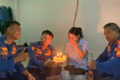 Seorang perempuan muda bernama Putri merayakan ulang tahun bersama petugas damkar di Bogor. Foto: Tangkap layar IG @bogor24update
