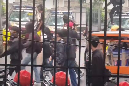 Aksi damai May Day Bandung berubah mencekam usai massa hitam menyerang polisi dan rusak mobil patroli di kawasan Dago, Bandung, Jawa Barat. Foto: Tangkap layar IG @medsos_rame