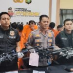 Kasi Humas, Kompol Murodih (tengah), mewakili Kasat Reskrim Polres Metro Jakarta Selatan, AKBP Ardian Satrio Utomo, mendampingi Kanit Unit III Sat Reskrim, menunjukkan barang bukti senapan angin jenis PVC, sajam serta bahan peledak dan para tersangka preman, dalam konfrensi pers di Mapolres, Jumat (2/5/2025). Foto: Joesvicar Iqbal/ipol.id