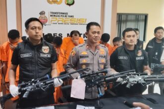 Kasi Humas, Kompol Murodih (tengah), mewakili Kasat Reskrim Polres Metro Jakarta Selatan, AKBP Ardian Satrio Utomo, mendampingi Kanit Unit III Sat Reskrim, menunjukkan barang bukti senapan angin jenis PVC, sajam serta bahan peledak dan para tersangka preman, dalam konfrensi pers di Mapolres, Jumat (2/5/2025). Foto: Joesvicar Iqbal/ipol.id