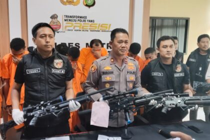 Kasi Humas, Kompol Murodih (tengah), mewakili Kasat Reskrim Polres Metro Jakarta Selatan, AKBP Ardian Satrio Utomo, mendampingi Kanit Unit III Sat Reskrim, menunjukkan barang bukti senapan angin jenis PVC, sajam serta bahan peledak dan para tersangka preman, dalam konfrensi pers di Mapolres, Jumat (2/5/2025). Foto: Joesvicar Iqbal/ipol.id