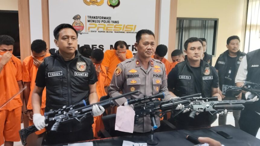 Kasi Humas, Kompol Murodih (tengah), mewakili Kasat Reskrim Polres Metro Jakarta Selatan, AKBP Ardian Satrio Utomo, mendampingi Kanit Unit III Sat Reskrim, menunjukkan barang bukti senapan angin jenis PVC, sajam serta bahan peledak dan para tersangka preman, dalam konfrensi pers di Mapolres, Jumat (2/5/2025). Foto: Joesvicar Iqbal/ipol.id