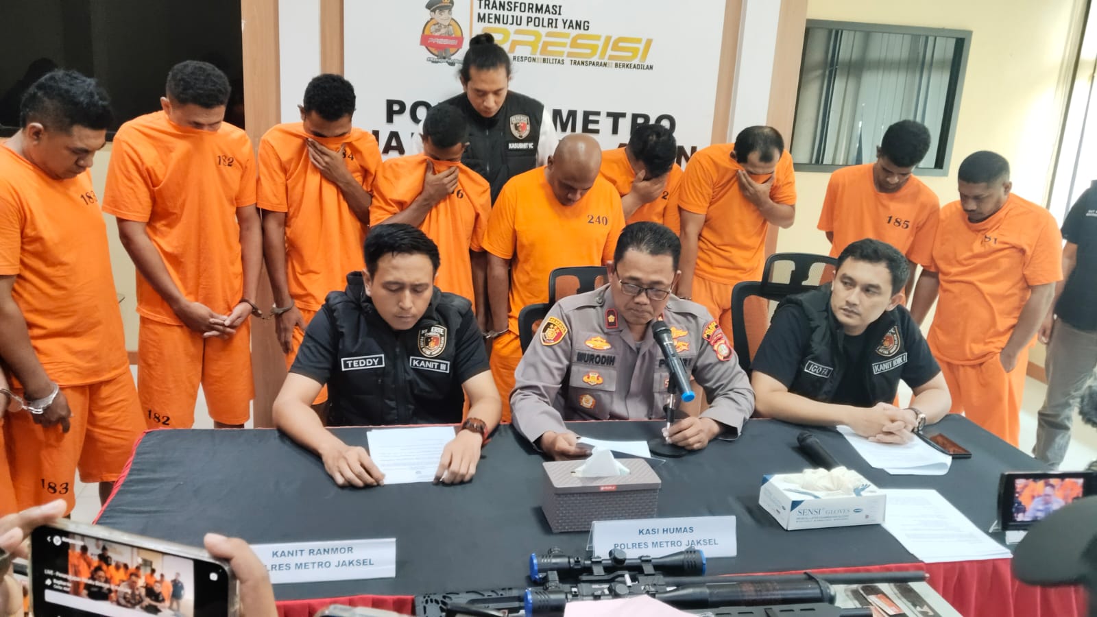 Kasi Humas, Kompol Murodih (tengah), mewakili Kasat Reskrim Polres Metro Jakarta Selatan, AKBP Ardian Satrio Utomo, mendampingi Kanit Unit III Sat Reskrim, menunjukkan barang bukti senapan angin jenis PVC, sajam serta bahan peledak dan para tersangka preman, dalam konfrensi pers di Mapolres, Jumat (2/5/2025). Foto: Joesvicar Iqbal/ipol.id