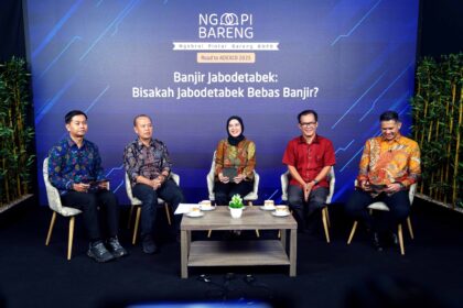 Diskusi bertajuk Ngopi Bareng: Bisakah Jabodetabek Bebas Banjir diadakan pada Rabu (30/4/2025). Hadir Direktur Sungai dan Pantai Kementerian PUPR, Dwi Purwantoro (dua dari kiri); Kpala Subdirektorat Penegakan Hukum dan Penanganan Sengketa Penataan Ruang Wilayah II Kementerian ATR/BPN, Audrei Winny Cynthiasari (tengah); dan Direktur Mitigasi Bencana BNPB, Berton Suar Panjaitan (dua dari kanan). Foto: Ist
