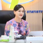 Kepala Eksekutif Pengawas Perilaku Pelaku Usaha Jasa Keuangan, Edukasi dan Pelindungan Konsumen OJK, Friderica Widyasari Dewi dan Deputi Bidang Statistik Sosial BPS, Ateng Hartono di Kantor Badan Pusat Statistik, Jakarta, Jumat.