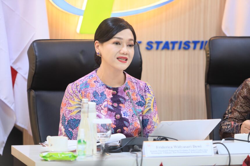 Kepala Eksekutif Pengawas Perilaku Pelaku Usaha Jasa Keuangan, Edukasi dan Pelindungan Konsumen OJK, Friderica Widyasari Dewi dan Deputi Bidang Statistik Sosial BPS, Ateng Hartono di Kantor Badan Pusat Statistik, Jakarta, Jumat.