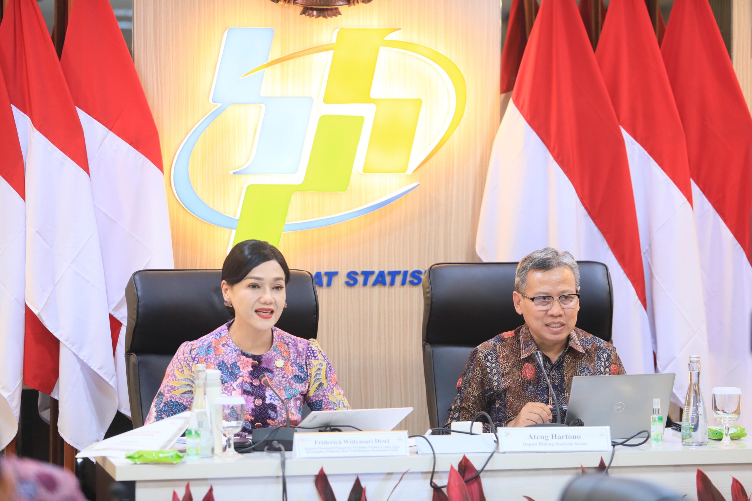 Kepala Eksekutif Pengawas Perilaku Pelaku Usaha Jasa Keuangan, Edukasi dan Pelindungan Konsumen OJK, Friderica Widyasari Dewi dan Deputi Bidang Statistik Sosial BPS, Ateng Hartono di Kantor Badan Pusat Statistik, Jakarta, Jumat.