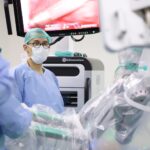 Operasi robotik pertama dengan Robotic Surgery System generasi kedua tengah dilakukan di RSU Bunda Jakarta. Operasi dipimpin salah satu dokter pelopor bedah robotik di Indonesia sekaligus Dokter Spesialis Obstetri dan Ginekologi RSU Bunda Jakarta, Dr. Ivan Rizal Sini, Sp.OG., Jumat (2/5/2025). Foto: Ist
