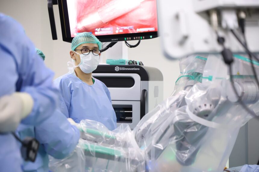 Operasi robotik pertama dengan Robotic Surgery System generasi kedua tengah dilakukan di RSU Bunda Jakarta. Operasi dipimpin salah satu dokter pelopor bedah robotik di Indonesia sekaligus Dokter Spesialis Obstetri dan Ginekologi RSU Bunda Jakarta, Dr. Ivan Rizal Sini, Sp.OG., Jumat (2/5/2025). Foto: Ist