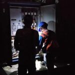 Petugas PLN memastikan jaringan distribusi aman untuk pemulihan masuknya tegangan listrik. Foto: Dok PLN