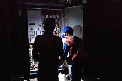 Petugas PLN memastikan jaringan distribusi aman untuk pemulihan masuknya tegangan listrik. Foto: Dok PLN