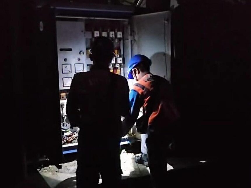 Petugas PLN memastikan jaringan distribusi aman untuk pemulihan masuknya tegangan listrik. Foto: Dok PLN