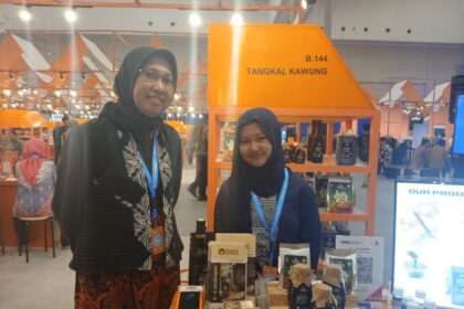 PT Tangkal Kawung Indojaya, salah satu UMKM produsen gula aren asal Kelurahan Trondol, Kecamatan Serang, Kota Serang, Banten hadir dengan merek dagang Tangkal Kawung. Perusahaan ini menawarkan gula aren dalam dua varian, yaitu bubuk dan cair, untuk memenuhi kebutuhan pasar yang beragam. Foto: Dok BRI