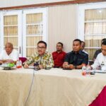 Sekda Sulsel, Jufri Rahman beserta jajaran dalam Rapat Pembahasan Perkembangan Pelaksanaan Kerja Sama dan Tantangan Implementasi Program BIMP-EAGA pada Pemerintah Daerah, yang berlangsung secara virtual bersama Pusat Fasilitasi Kerja Sama Kemendagri, Rabu (30/4/2025). Foto: Pemprov Sulsel