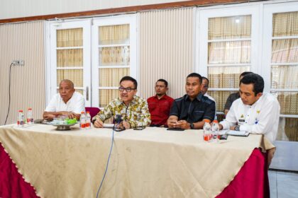 Sekda Sulsel, Jufri Rahman beserta jajaran dalam Rapat Pembahasan Perkembangan Pelaksanaan Kerja Sama dan Tantangan Implementasi Program BIMP-EAGA pada Pemerintah Daerah, yang berlangsung secara virtual bersama Pusat Fasilitasi Kerja Sama Kemendagri, Rabu (30/4/2025). Foto: Pemprov Sulsel