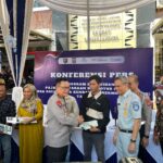 Kapolda Lampung Irjen Helmy Santika saat menghadiri konferensi pers di Kantor Samsat Rajabasa, Jumat (2/5/2025). Foto: Bidang Humas Polda Lampung
