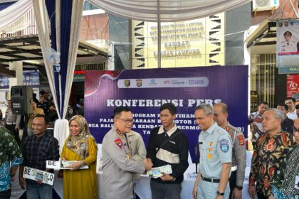 Kapolda Lampung Irjen Helmy Santika saat menghadiri konferensi pers di Kantor Samsat Rajabasa, Jumat (2/5/2025). Foto: Bidang Humas Polda Lampung