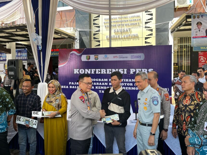 Kapolda Lampung Irjen Helmy Santika saat menghadiri konferensi pers di Kantor Samsat Rajabasa, Jumat (2/5/2025). Foto: Bidang Humas Polda Lampung