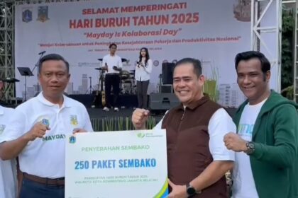 Pembagian door prize, hingga penyerahan paket sembako dari BPJS Ketenagakerjaan untuk buruh dalam peringatan Hari Buruh Internasional (May Day) di halaman kantor Walikota Jakarta Selatan, Sabtu (3/5/2025). Foto: Dok BPJS Ketenagakerjaan Jaksel