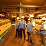 Direktur Utama PLN, Darmawan Prasodjo (kedua dari kiri) bersama Direktur Manajemen Pembangkitan PLN, Adi Lumakso (kiri), Direktur Distribusi PLN, Adi Priyanto (ketiga dari kanan), Direktur Transmisi dan Perencanaan Sistem PLN, Evy Haryadi (kedua dari kanan), dan General Manager PLN Unit Pengatur dan Penyalur Beban (UP2B), Purnomo Iskak (kanan) saat mengecek PLTDG Pesanggaran, Bali pada Sabtu (3/5/2025) dinihari. Foto: Dok PLN
