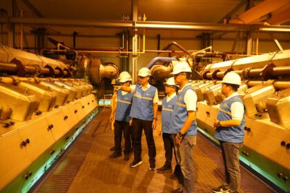 Direktur Utama PLN, Darmawan Prasodjo (kedua dari kiri) bersama Direktur Manajemen Pembangkitan PLN, Adi Lumakso (kiri), Direktur Distribusi PLN, Adi Priyanto (ketiga dari kanan), Direktur Transmisi dan Perencanaan Sistem PLN, Evy Haryadi (kedua dari kanan), dan General Manager PLN Unit Pengatur dan Penyalur Beban (UP2B), Purnomo Iskak (kanan) saat mengecek PLTDG Pesanggaran, Bali pada Sabtu (3/5/2025) dinihari. Foto: Dok PLN