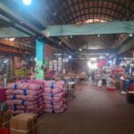 Suasana los C dan H di Pasar Induk Kramat Jati, Jakarta Timur, pada Sabtu (3/5/2025). Para pedagang setempat meminta revitalisasi pasar dilanjutkan. Foto: Ist