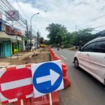 Proyek galian saluran air di kawasan Lubang Buaya, Jakarta Timur, hingga kini masih dalam pengerjaan. Para pelaku usaha kuliner dan bengkel mengeluhkan karena mengalami penurunan jumlah pelanggan, Senin (5/5/2025). Foto: Ist