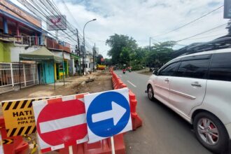 Proyek galian saluran air di kawasan Lubang Buaya, Jakarta Timur, hingga kini masih dalam pengerjaan. Para pelaku usaha kuliner dan bengkel mengeluhkan karena mengalami penurunan jumlah pelanggan, Senin (5/5/2025). Foto: Ist