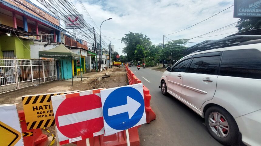 Proyek galian saluran air di kawasan Lubang Buaya, Jakarta Timur, hingga kini masih dalam pengerjaan. Para pelaku usaha kuliner dan bengkel mengeluhkan karena mengalami penurunan jumlah pelanggan, Senin (5/5/2025). Foto: Ist