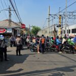 Petugas Dinas Perhubungan (Dishub) dan Polri saat merazia pengendara motor yang melakukan pelanggaran di pintu perlintasan Kereta Api (KA) Stasiun Pondok Jati, Matraman, Jakarta Timur, Senin (5/5/2025). Foto: Ist