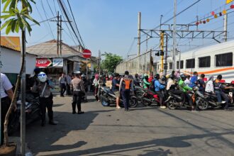 Petugas Dinas Perhubungan (Dishub) dan Polri saat merazia pengendara motor yang melakukan pelanggaran di pintu perlintasan Kereta Api (KA) Stasiun Pondok Jati, Matraman, Jakarta Timur, Senin (5/5/2025). Foto: Ist