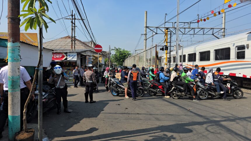 Petugas Dinas Perhubungan (Dishub) dan Polri saat merazia pengendara motor yang melakukan pelanggaran di pintu perlintasan Kereta Api (KA) Stasiun Pondok Jati, Matraman, Jakarta Timur, Senin (5/5/2025). Foto: Ist
