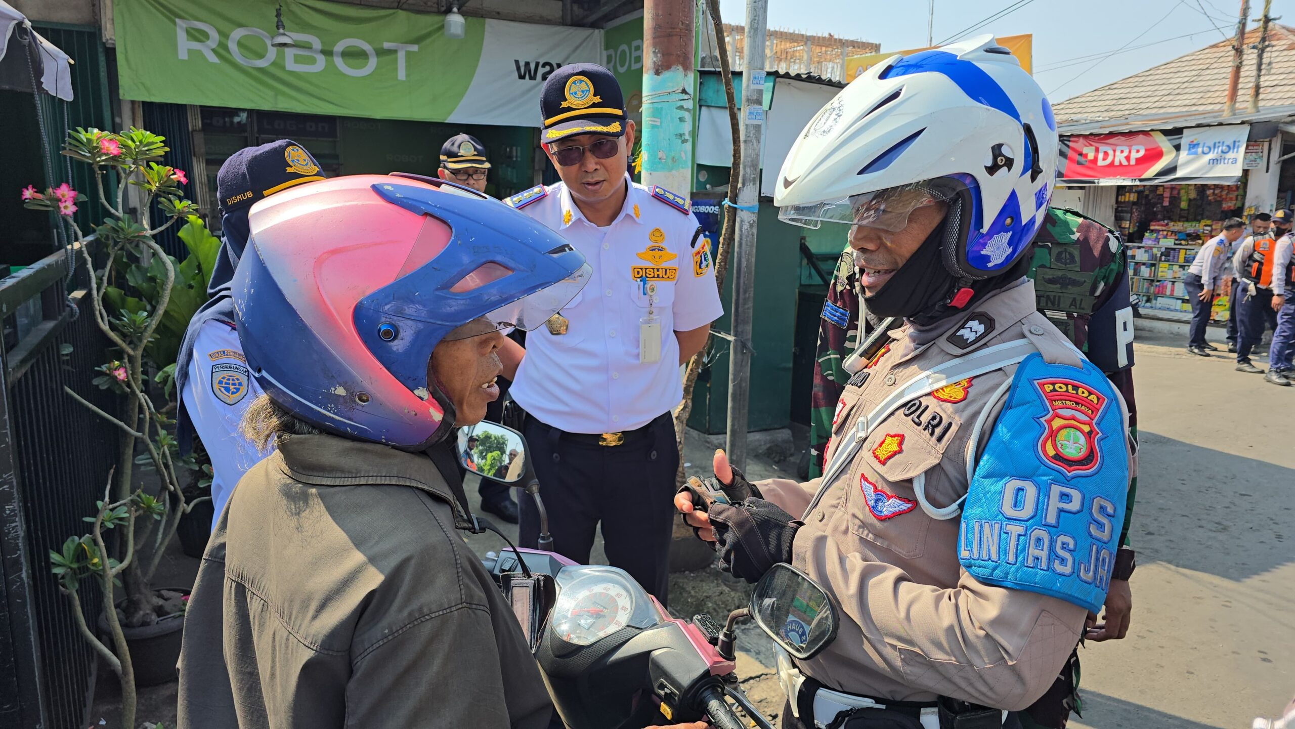 Petugas Dinas Perhubungan (Dishub) dan Polri saat merazia pengendara motor yang melakukan pelanggaran di pintu perlintasan Kereta Api (KA) Stasiun Pondok Jati, Matraman, Jakarta Timur, Senin (5/5/2025). Foto: Ist