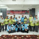 Foto bersama pegawai PLN UID Jakarta Raya dengan teman-teman Panti Sosial Bina Netra dan Rungu Wicara (PSBNRW) Cahaya Batin, mencerminkan kebersamaan dan komitmen terhadap pendidikan inklusif di Hari Pendidikan Nasional