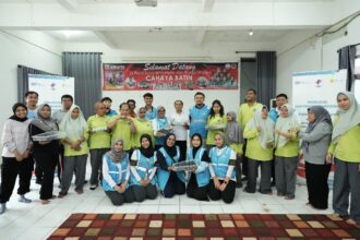Foto bersama pegawai PLN UID Jakarta Raya dengan teman-teman Panti Sosial Bina Netra dan Rungu Wicara (PSBNRW) Cahaya Batin, mencerminkan kebersamaan dan komitmen terhadap pendidikan inklusif di Hari Pendidikan Nasional