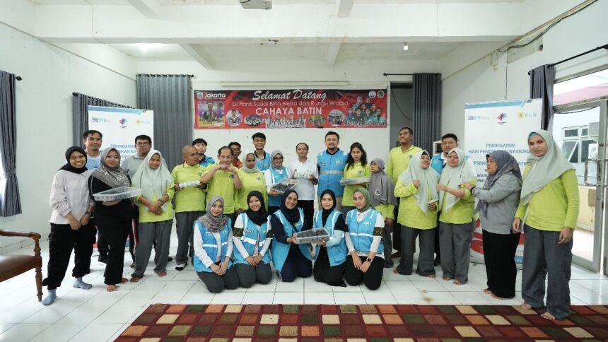 Foto bersama pegawai PLN UID Jakarta Raya dengan teman-teman Panti Sosial Bina Netra dan Rungu Wicara (PSBNRW) Cahaya Batin, mencerminkan kebersamaan dan komitmen terhadap pendidikan inklusif di Hari Pendidikan Nasional